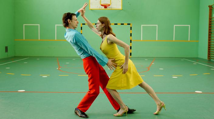 Regarde les hommes danser
